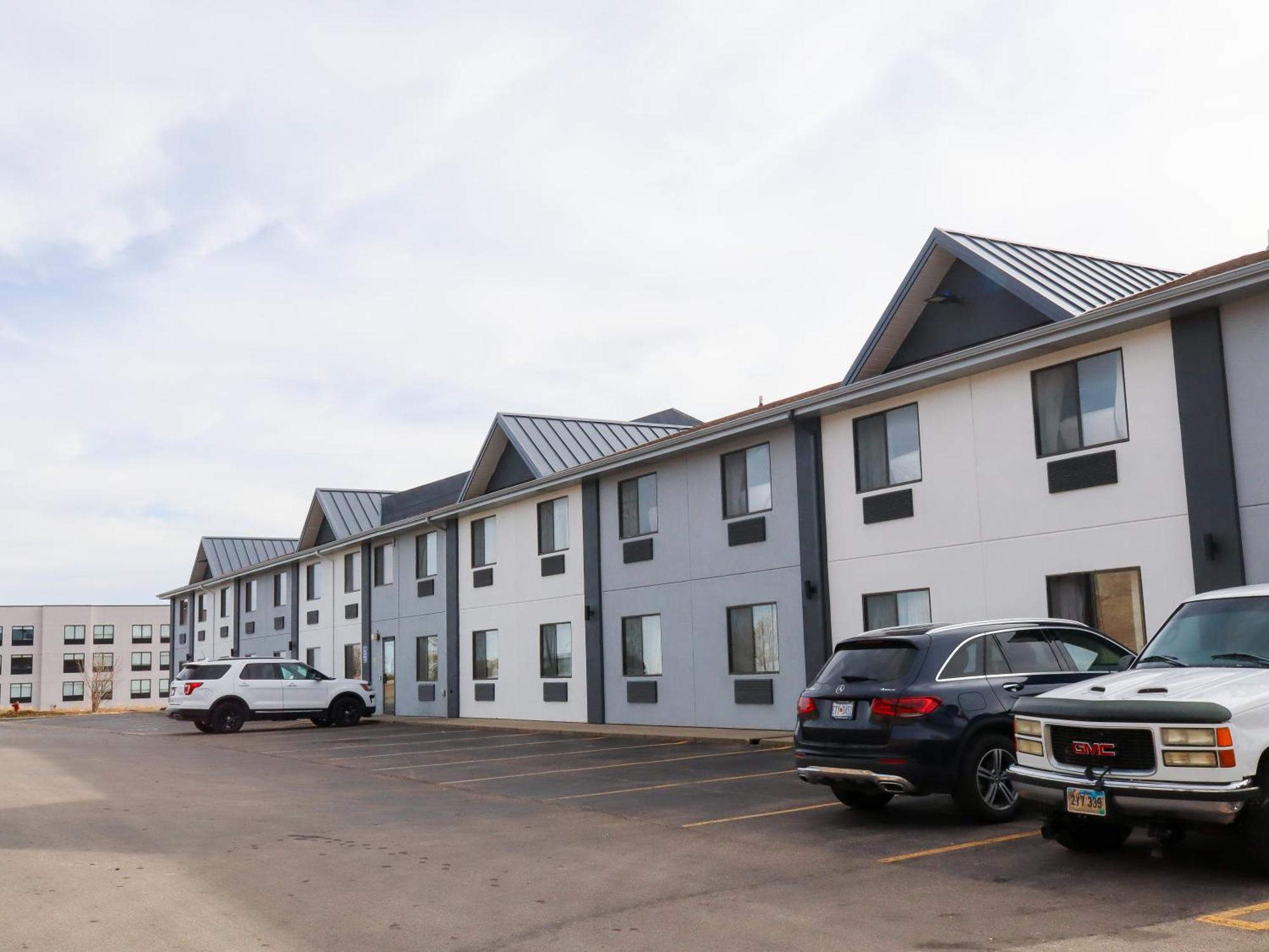 Travelodge By Wyndham Rapid City - Black Hills Exterior photo